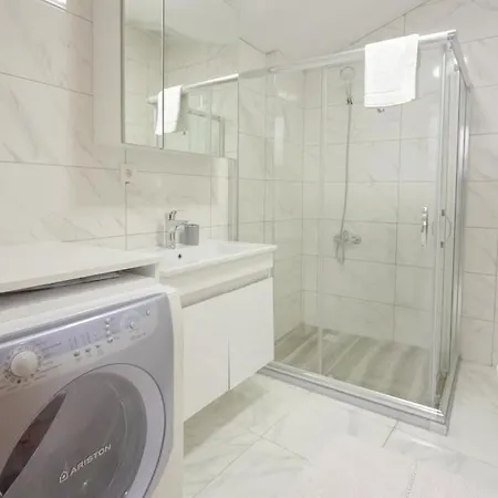 Lägenhet 5 Bedroom Huge With Terrace Near Profilo Shopping Mall