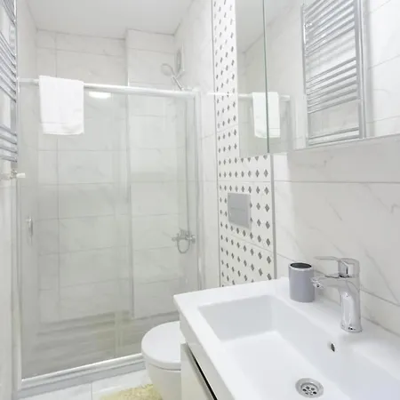 Lägenhet 5 Bedroom Huge With Terrace Near Profilo Shopping Mall